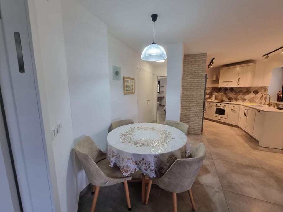 Dining area, kitchen