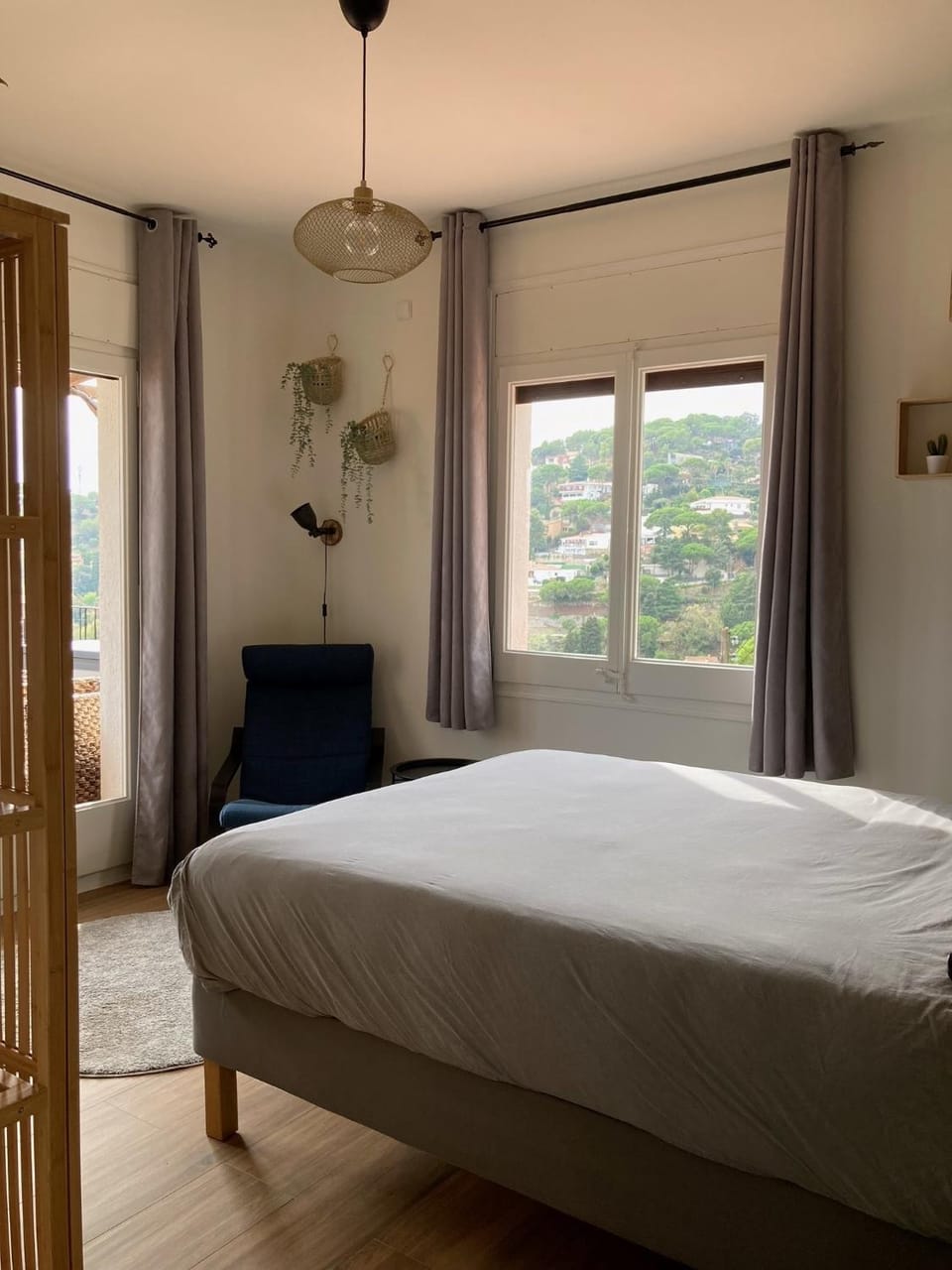 Photo of the whole room, Bedroom