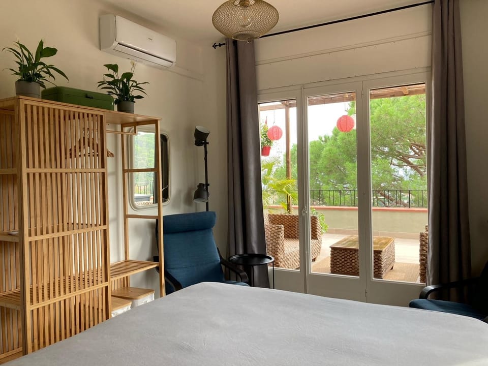 Photo of the whole room, Bedroom, air conditioner
