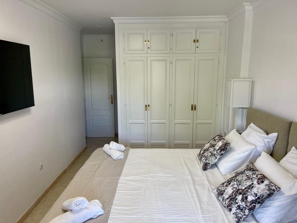 Bed, TV and multimedia, Bedroom, wardrobe