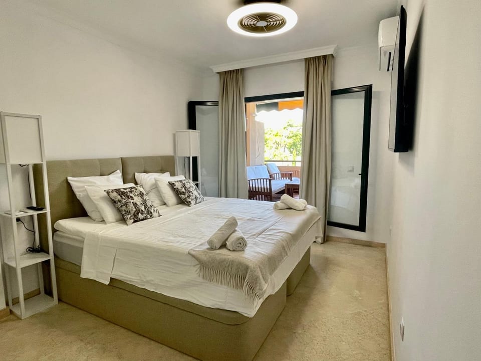 Bed, TV and multimedia, Bedroom, wardrobe, air conditioner