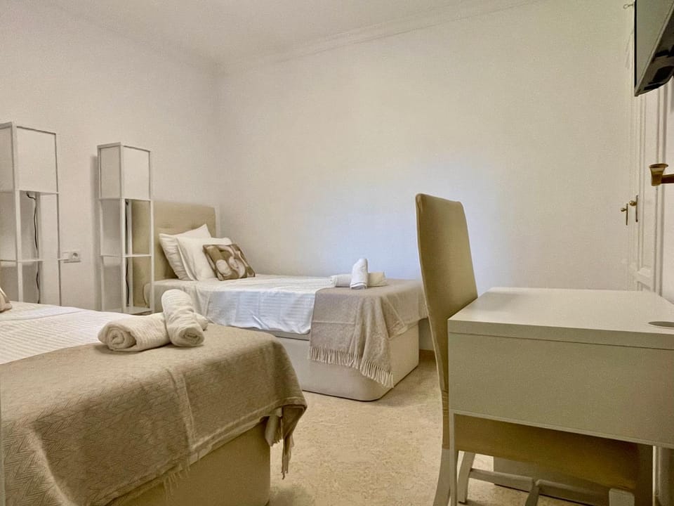 Bed, Bedroom, hair dresser