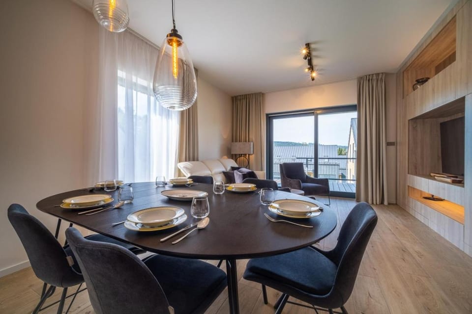 TV and multimedia, Living room, Seating area, Dining area