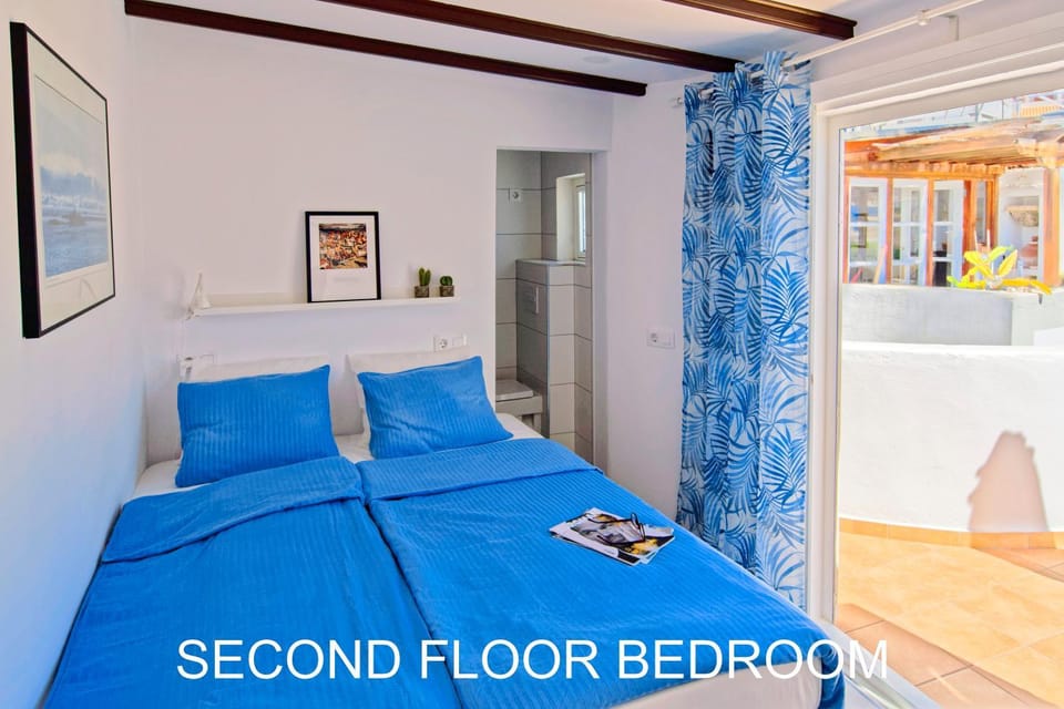 Toilet, Patio, Bed, Bathroom, Balcony/Terrace, Photo of the whole room, Bedroom, wardrobe