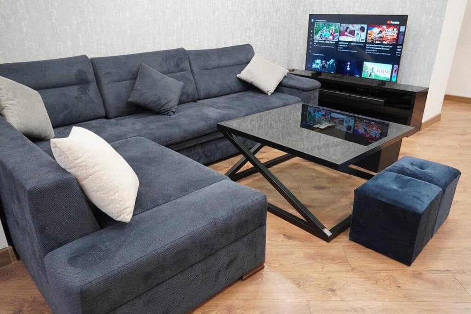 Communal lounge/ TV room, TV and multimedia, Living room, Seating area, Evening entertainment