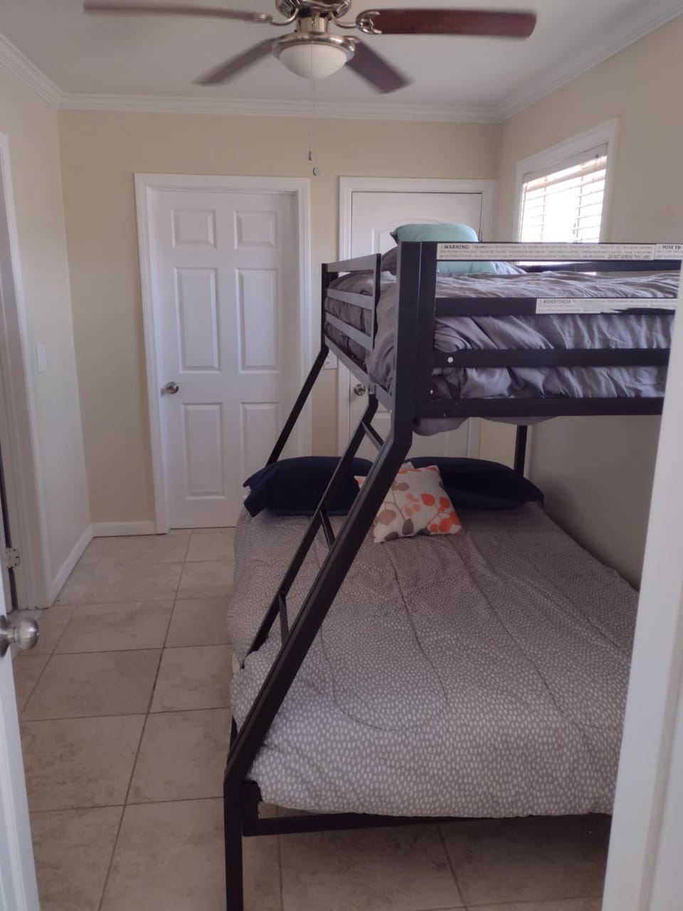 Bed, Photo of the whole room, Bedroom, bunk bed, fireplace