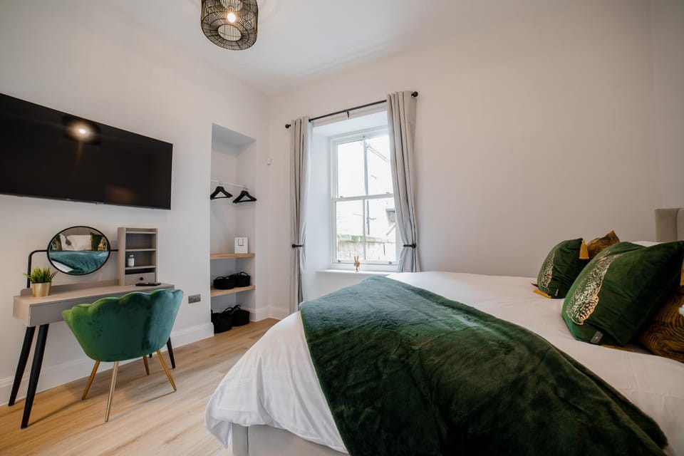 Bed, TV and multimedia, Bedroom