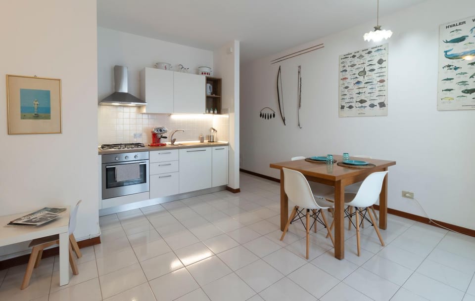 Kitchen or kitchenette, Dining area, oven, pet friendly