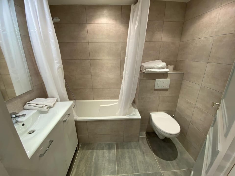 Shower, Toilet, Bathroom, towels