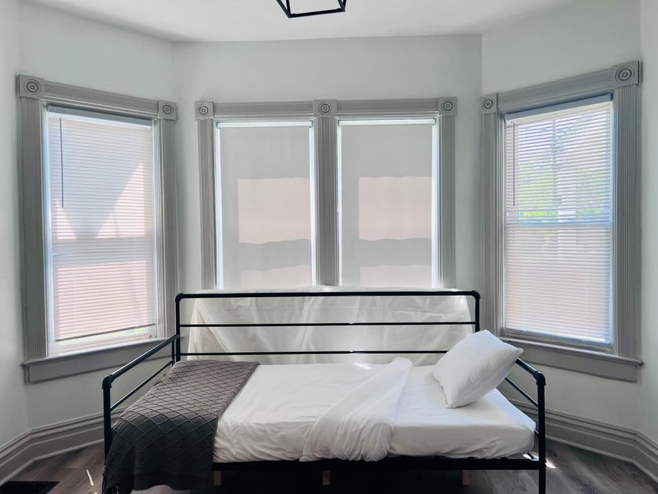 Relaxing 4 bedroom walk to the falls sleeps 8 House in Niagara Falls