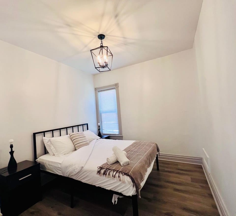 Relaxing 4 bedroom walk to the falls sleeps 8 House in Niagara Falls