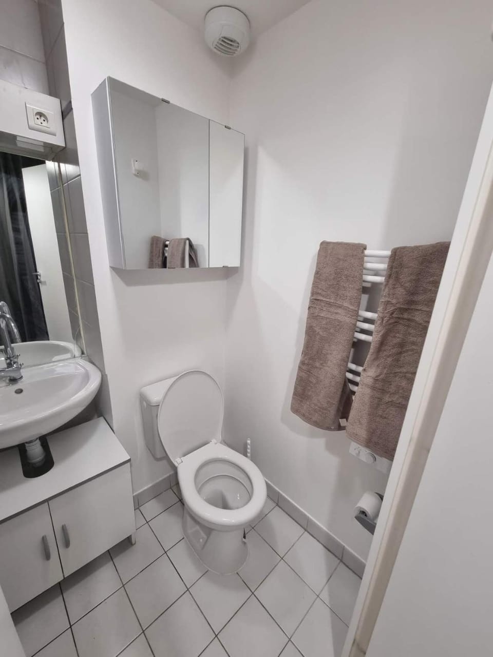 Shower, Toilet, Bathroom, towels