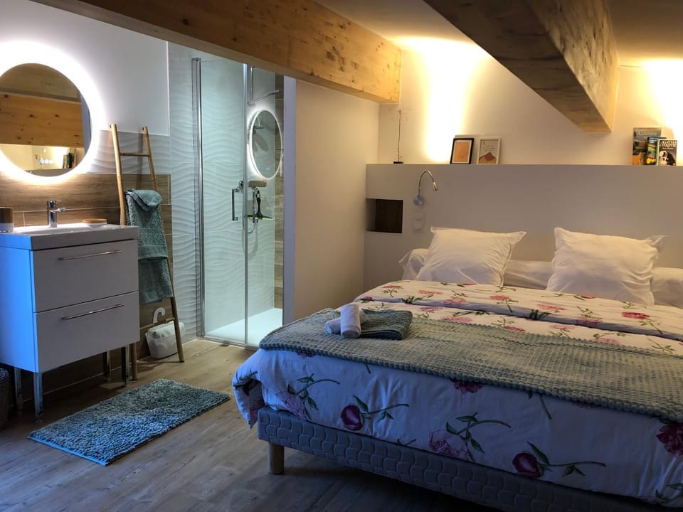 Shower, Bed, Bathroom, Photo of the whole room, Bedroom, towels