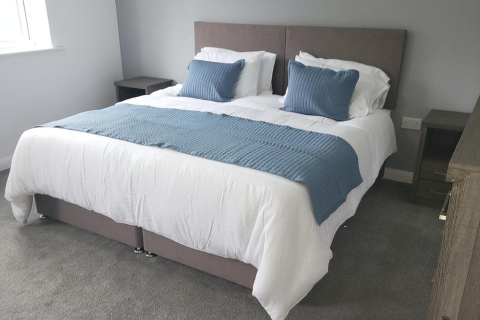 4 Bedroom Home - Sleeps 7 Pet Friendly & Parking House in England