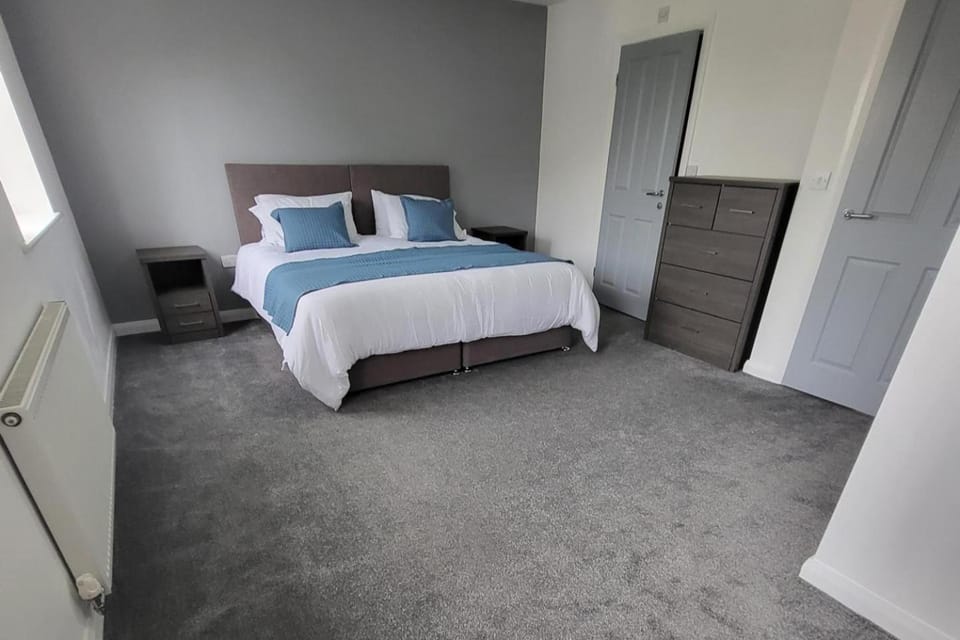 4 Bedroom Home - Sleeps 7 Pet Friendly & Parking House in England