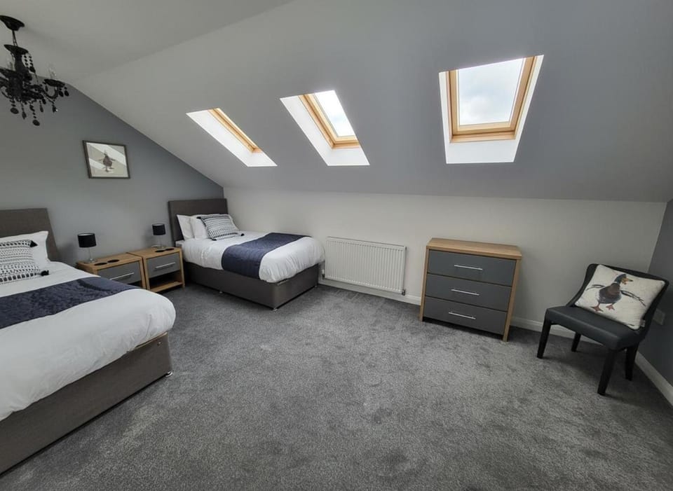 4 Bedroom Home - Sleeps 7 Pet Friendly & Parking House in England