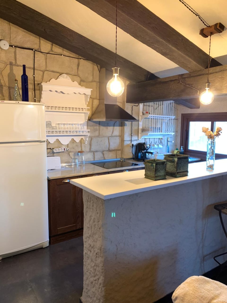 Kitchen or kitchenette, minibar, stove, washing machine