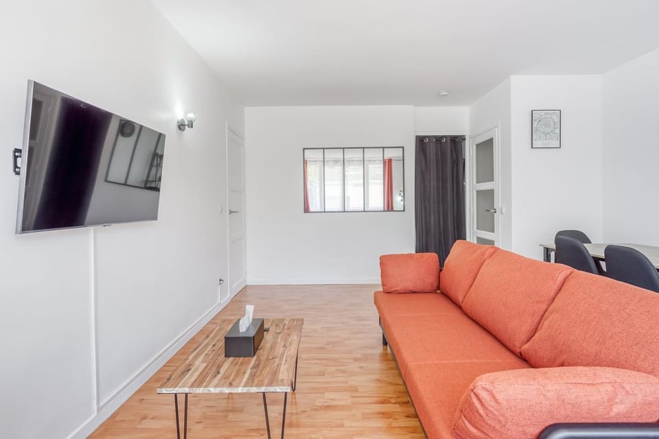 Communal lounge/ TV room, TV and multimedia, Living room, Seating area, Dining area, locker