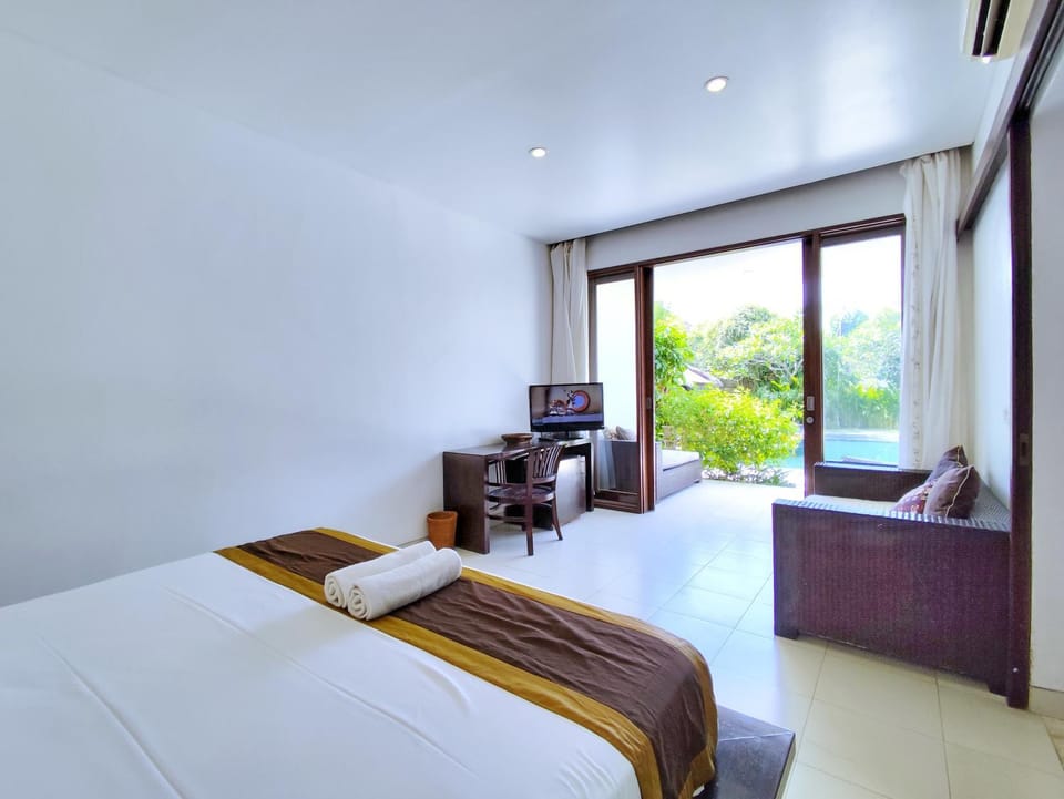 Bed, TV and multimedia, Photo of the whole room, Bedroom