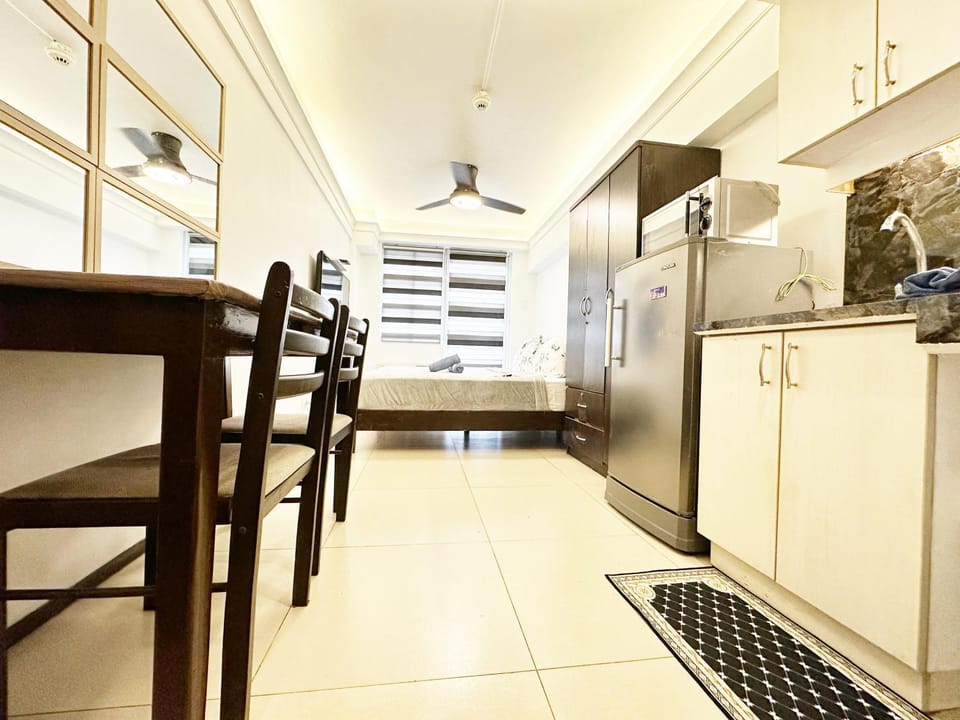 Kitchen or kitchenette, Dining area, minibar, stove