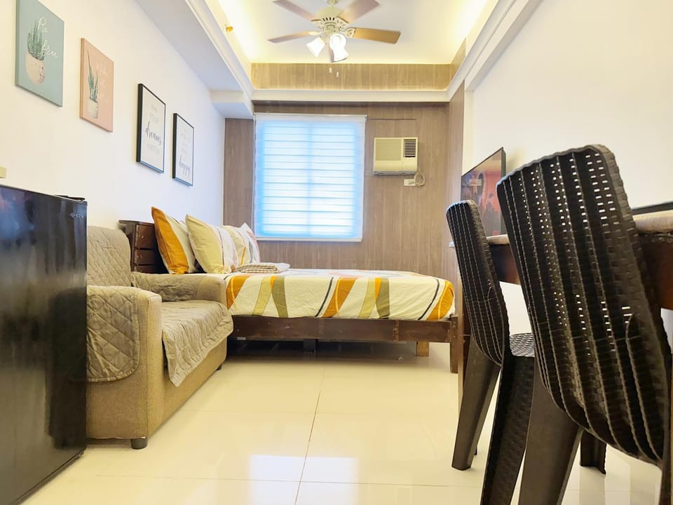 King Bed Suite at Pine Crest #T3-439 near Mall Apartment in Quezon City