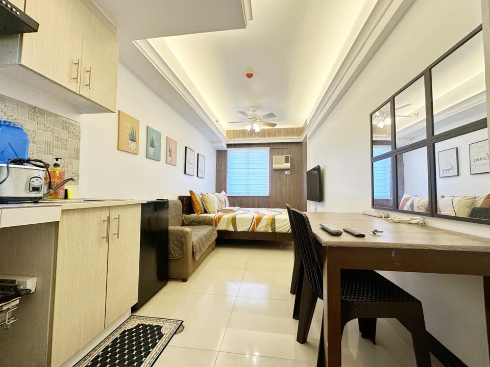 King Bed Suite at Pine Crest #T3-439 near Mall Apartment in Quezon City