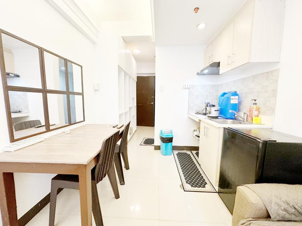 King Bed Suite at Pine Crest #T3-439 near Mall Apartment in Quezon City