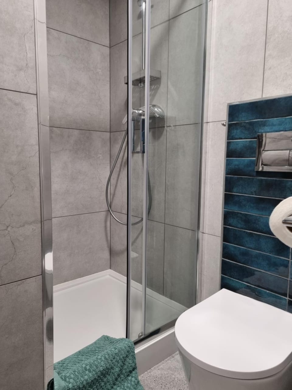Shower, Toilet, Bathroom, towels
