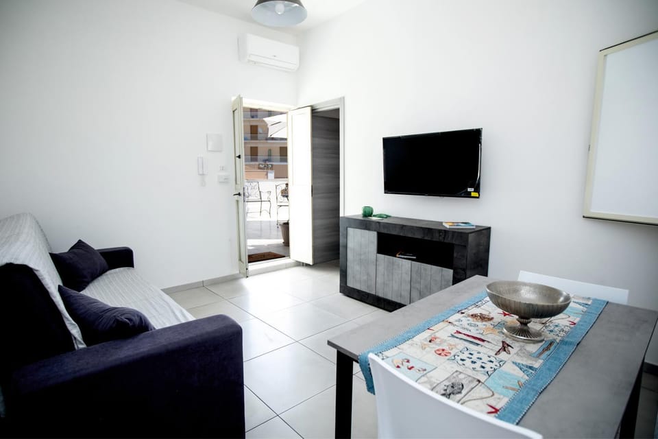 Communal lounge/ TV room, Living room, Seating area