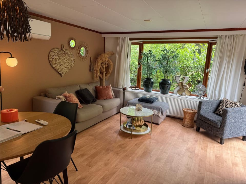 Fijn chalet in prachtige natuur met airconditioning Chalet in Flevoland, Netherlands