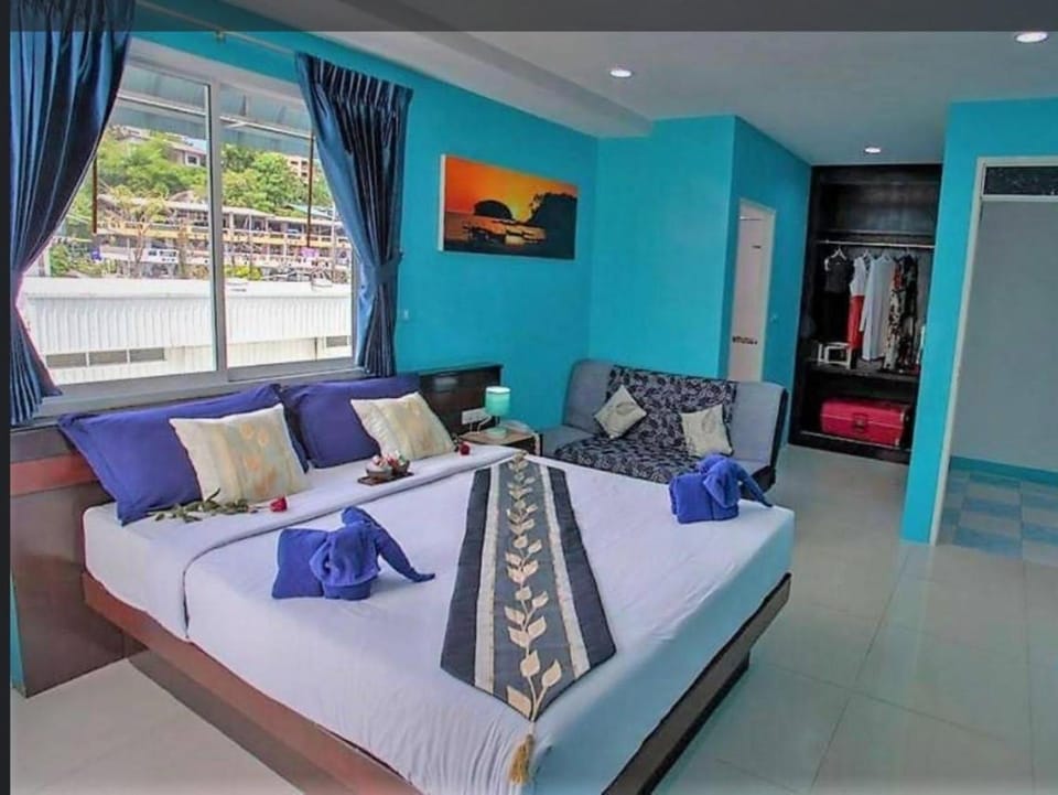 Bed, Living room, Seating area, Bedroom, towels