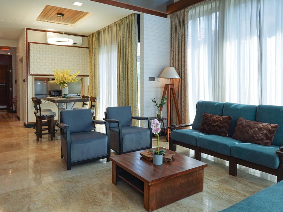 Living room, Seating area, Dining area