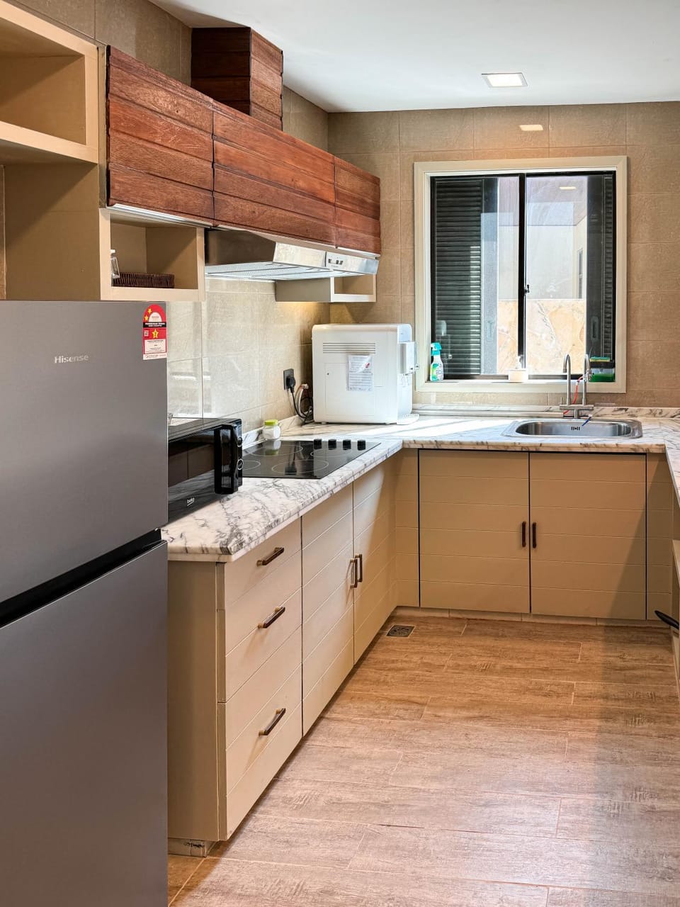 Kitchen or kitchenette, minibar, stove