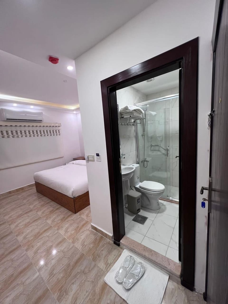 Shower, Toilet, Bed, Bathroom, Photo of the whole room, Bedroom, Bath, towels