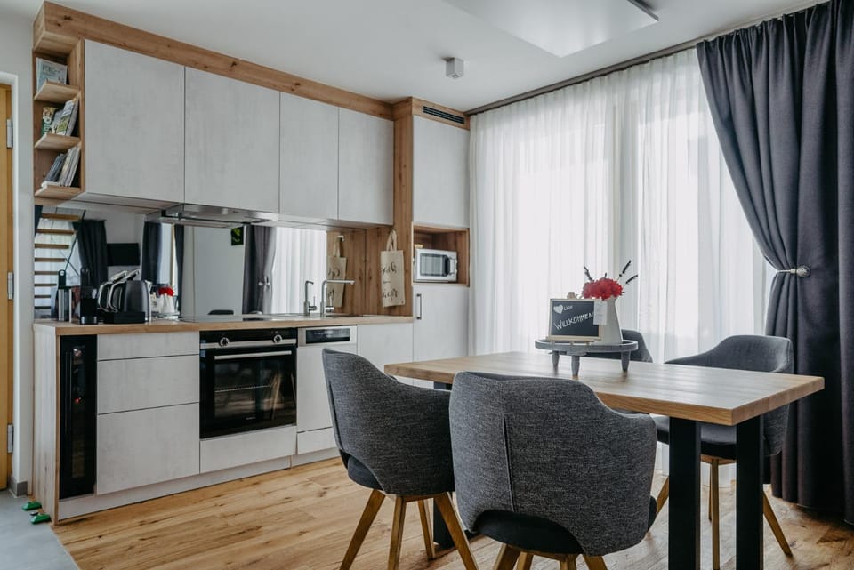 Kitchen or kitchenette, Dining area