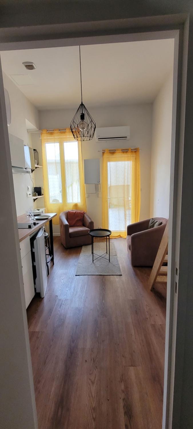 Studio Climatisé Terrasse Centre Historique Gare 10 min Arènes Apartment in Nimes