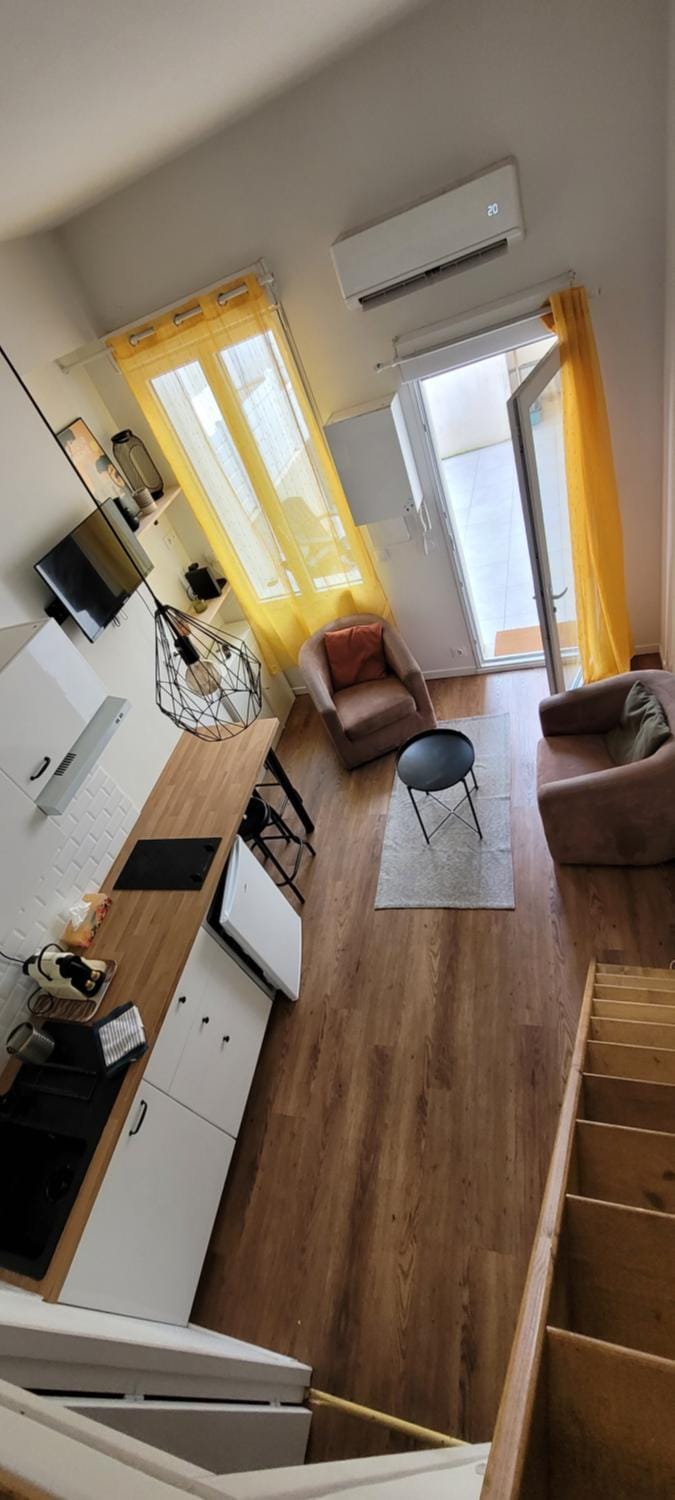 Studio Climatisé Terrasse Centre Historique Gare 10 min Arènes Apartment in Nimes