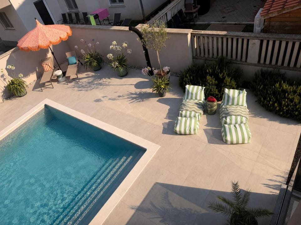 Garden, Swimming pool, sunbed