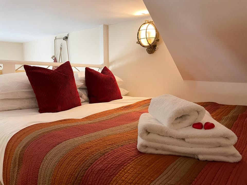 Bedroom, towels