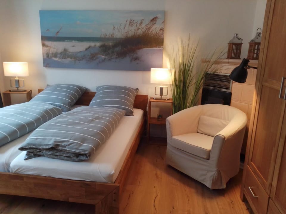 Bed, Seating area, Bedroom