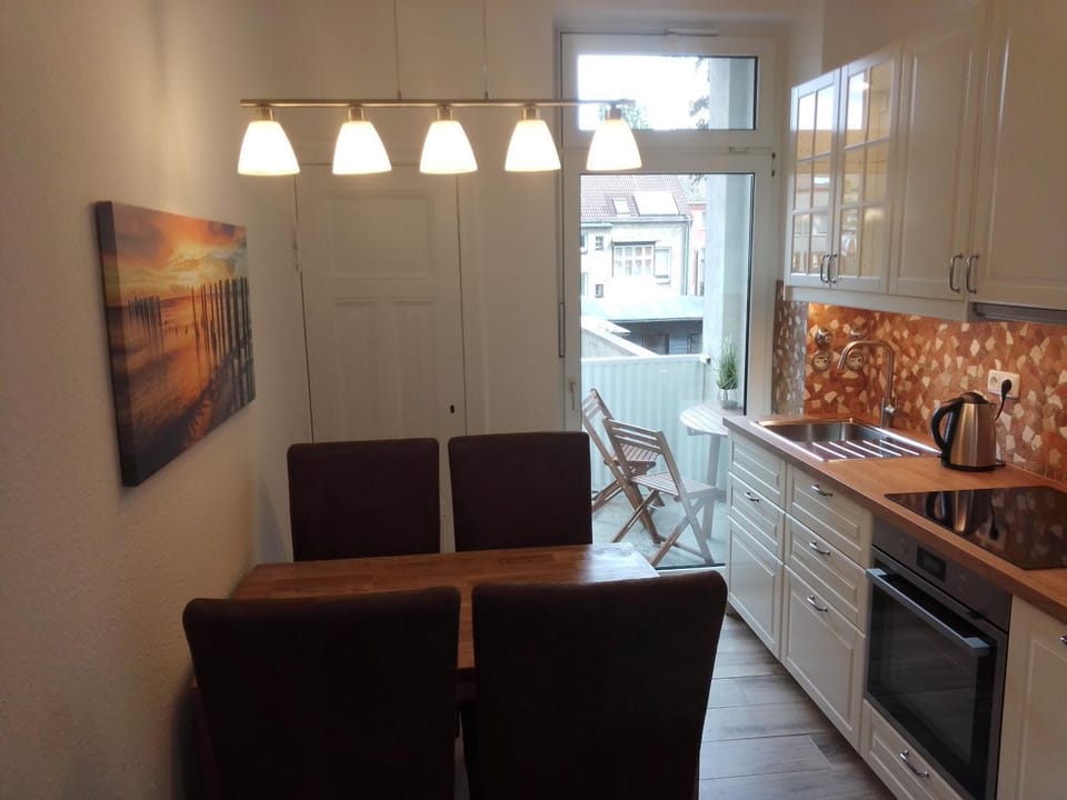 Kitchen or kitchenette, Seating area