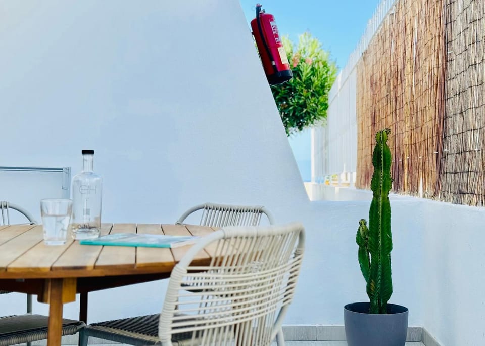 View (from property/room), Balcony/Terrace, Dining area