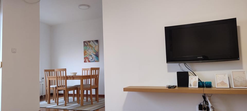 Communal lounge/ TV room, TV and multimedia, Dining area, Evening entertainment