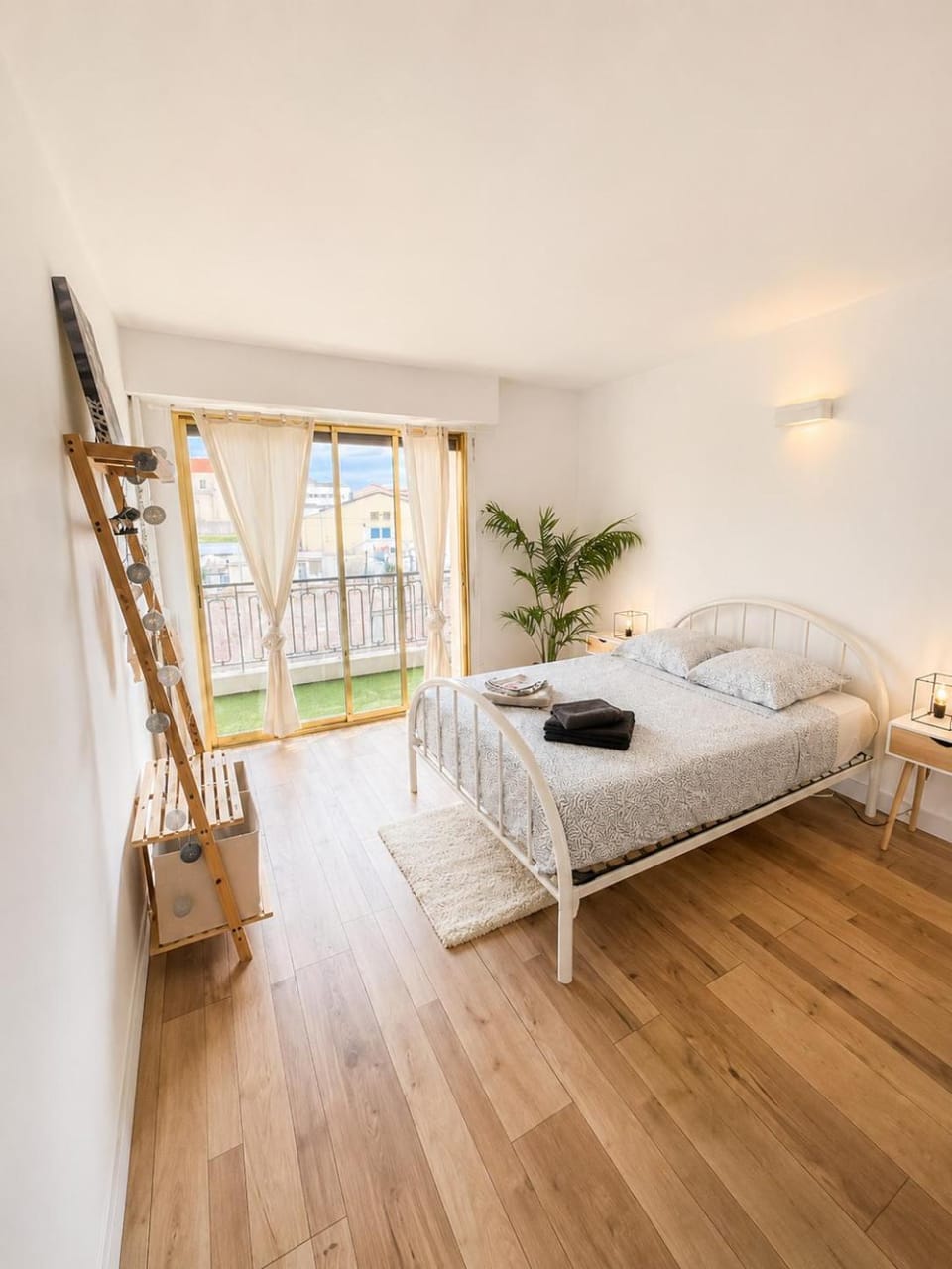 Photo of the whole room, Bedroom