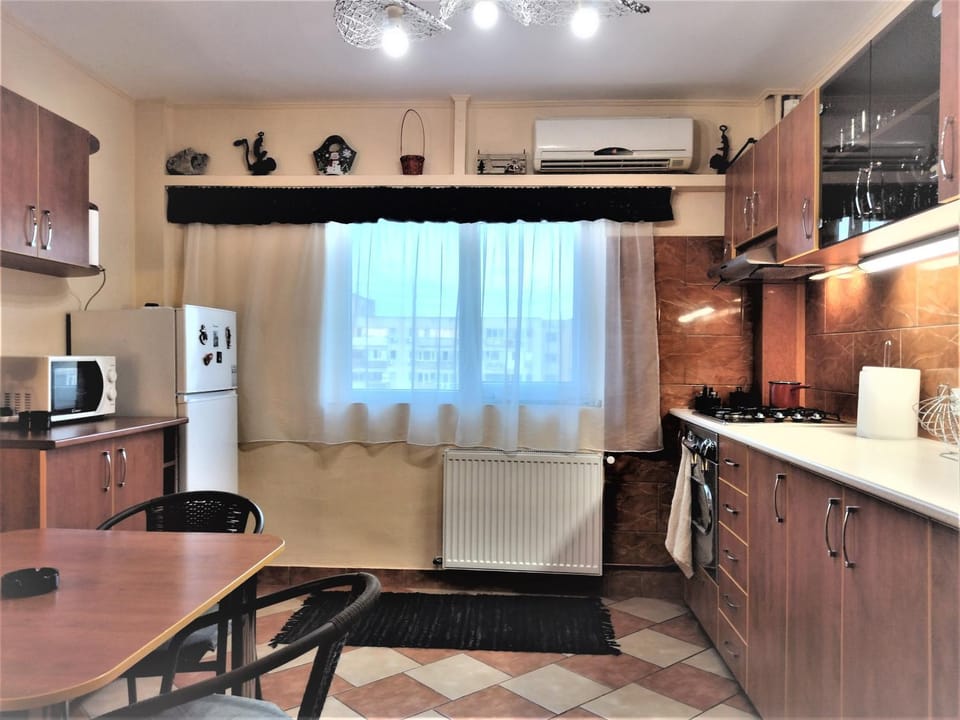 Kitchen or kitchenette, Dining area, Communal kitchen