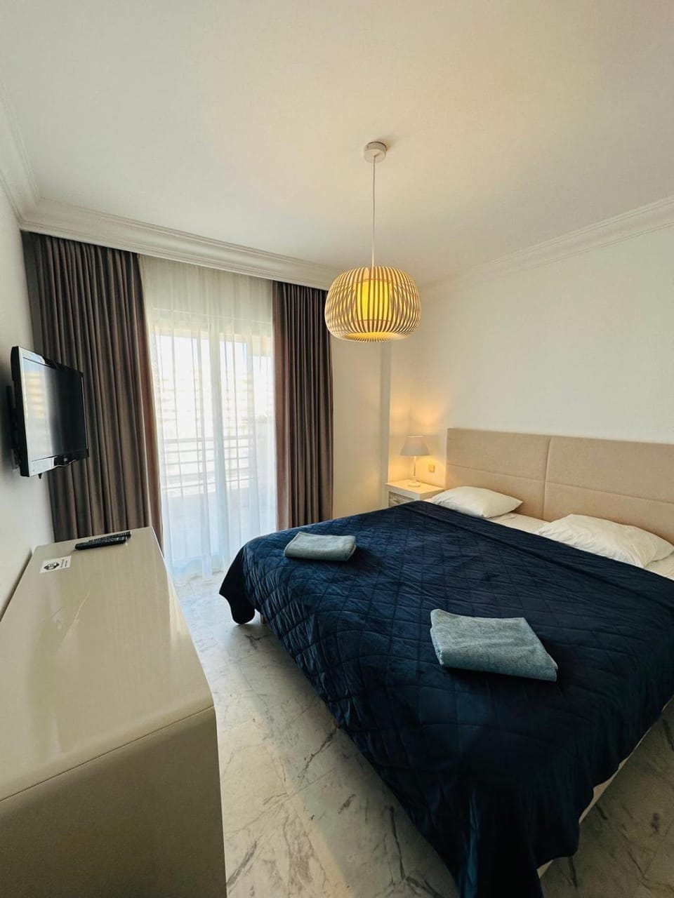 Bed, Day, Photo of the whole room, Seating area, Bedroom, towels