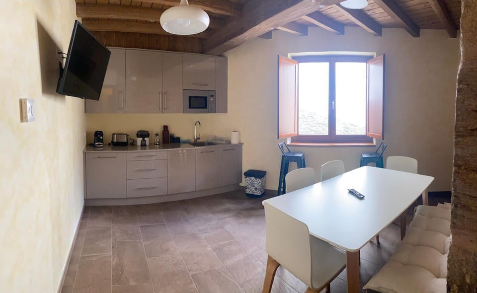 Kitchen or kitchenette, Internal: Not applicable to any particular room