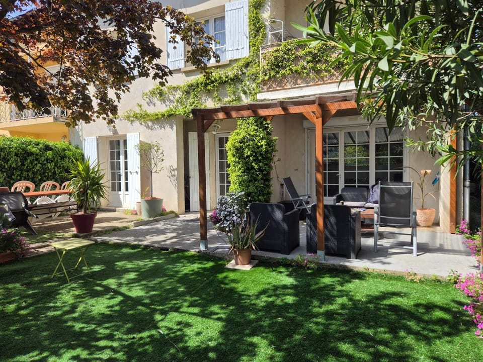 Facade/entrance, Dining area, Garden view