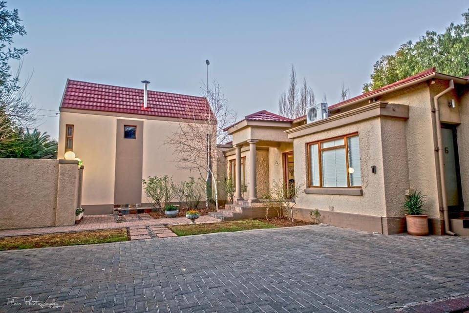 Property building, Facade/entrance, Garden