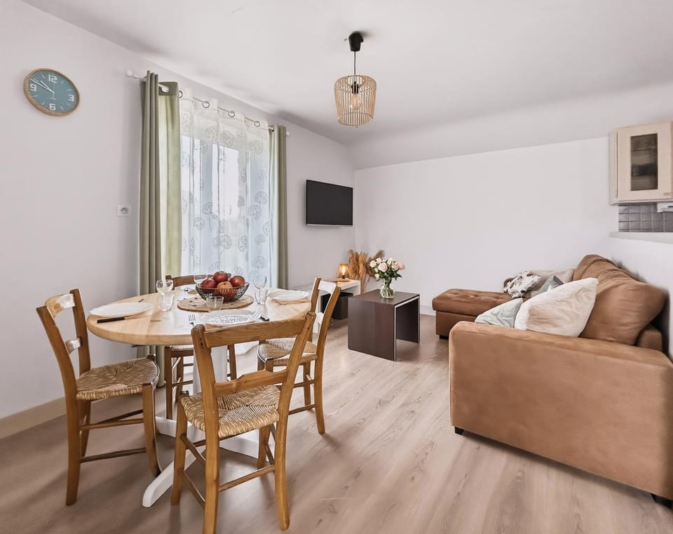 Séjour paisible, terrasse et charme rustique Apartment in Auvergne-Rhône-Alpes